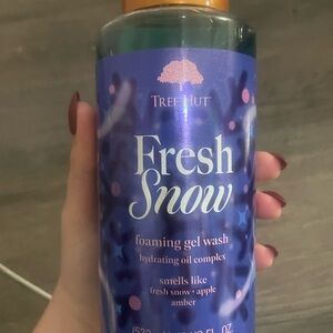 Tree Hut Fresh Snow Foaming Gel Wash - Purple